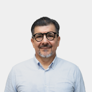 The photo was taken in the foreground, white background and the teacher Alonso Silva Rojas is located in the centre.