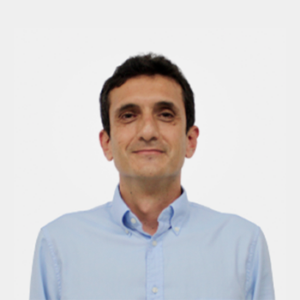 Se presenta al público general y la comunidad educativa al profesor de la Escuela de Ingeniería Civil, Alvaro Viviescas Jaimes. La foto fue tomada en primer plano, fondo blanco y el profesor está situado en el centro.