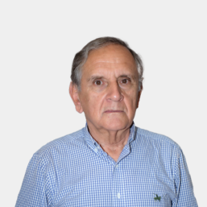 Carlos Eduardo Díaz Bohórquez, professor of the School of Industrial and Business Studies, is introduced to the general public and the educational community. M.Sc. in Industrial Engineering. The photo was taken in the foreground, white background and the professor is located in the center.