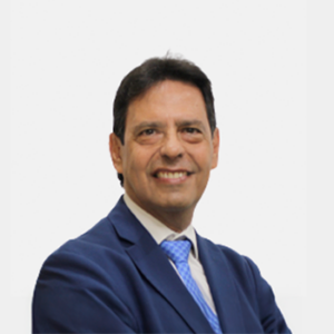 Carlos Enrique Vecino professor of the School of Industrial and Business Studies, is introduced to the general public and the educational community. M.Sc. in Industrial Engineering. The photo was taken in the foreground, white background and the professor is located in the center.