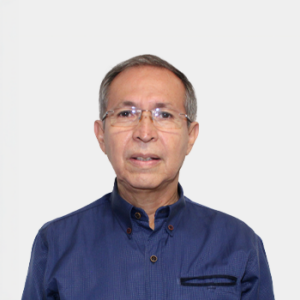 The photo was taken in the foreground, white background and the teacher Cesar Augusto Roa is located in the centre.
