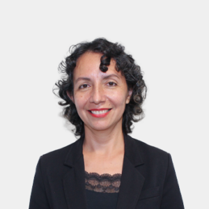 The photo was taken in close-up, on a white background, with the professor Edga Mireya Uribe in the center.