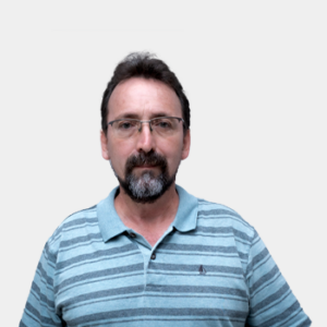 The photo was taken in the foreground, white background and the teacher Edgar Augusto Sarmiento is located in the centre.