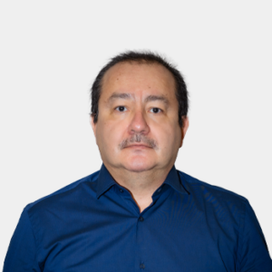 La foto fue tomada en primer plano, fondo blanco y el profesor Edwin Alberto Garavito está situado en el centro.