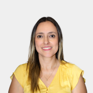 The photo was taken in the foreground, white background and the teacher Eliana Marcela Peña Tibaduiza is located in the centre.