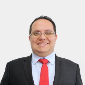 The professor of the School of Petroleum Engineering, Erik Giovany Montes Paez, is presented to the general public and the educational community. The photo was taken in close-up, with a white background, and the professor is situated in the center.
