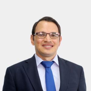 The professor of the School of Petroleum Engineering, Germán González Silva, is presented to the general public and the educational community. The photo was taken in close-up, with a white background, and the professor is situated in