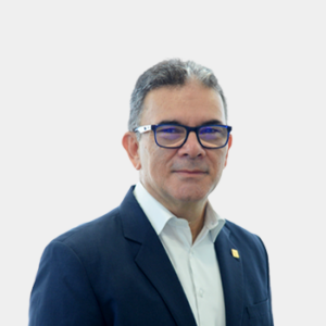 The photo was taken in close-up, on a white background, with the professor Gonzalo Alberto Patiño in the center.