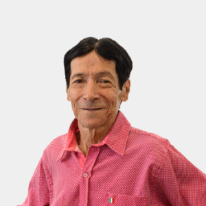 The photo was taken in close-up, on a white background, with the professor Hector Mendez in the center.