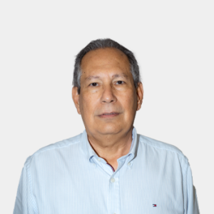 La foto fue tomada en primer plano, fondo blanco y el profesor Henry Lamos Diaz está situado en el centro.