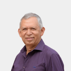The photo was taken in the foreground, white background and the teacher Hernan Porras is located in the centre.