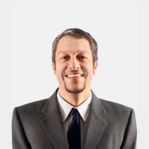 Javier Eduardo Arias, professor of the School of Industrial and Business Studies, is introduced to the general public and the educational community. PhD in Engineering. The photo was taken in the foreground, white background and the professor is located in the center.