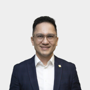 The photo was taken in the foreground, white background and the teacher Jorge Enrique Pulido is located in the centre.