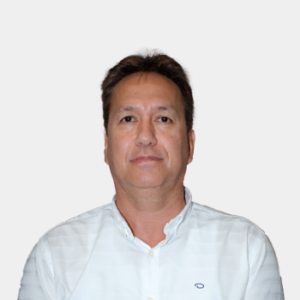 Juan Benjamin Duarte, professor of the School of Industrial and Business Studies, is introduced to the general public and the educational community. PhD in Engineering. The photo was taken in the foreground, white background and the professor is located in the center.