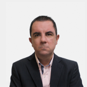 Juan Camilo Lesmez Peralta, professor of the School of Industrial and Business Studies, is introduced to the general public and the educational community. M.Sc. in Business Management. The photo was taken in the foreground, white background and the professor is located in the center.