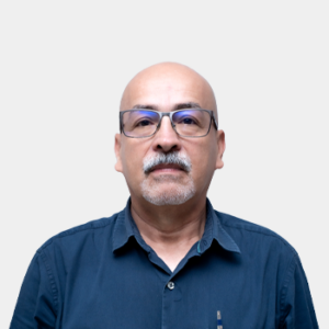 The photo was taken in the foreground, white background and the teacher Juan Carlos Muñoz is located in the centre.