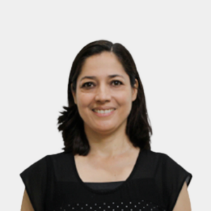 The photo was taken in the foreground, white background and the teacher Maria Fernanda Maradei is located in the centre.