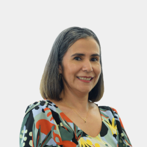 The professor of the School of Petroleum Engineering, Olga Patricia Ortiz Cancino, is presented to the general public and the educational community. The photo was taken in close-up, with a white background, and the professor is situated in the center.