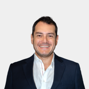 Orlando Enrique Contreras Pacheco, professor of the School of Industrial and Business Studies, is introduced to the general public and the educational community. PhD in Management. The photo was taken in the foreground, white background and the professor is located in the center.