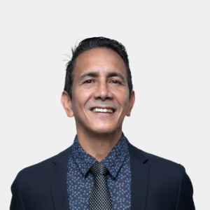 The professor of the School of Petroleum Engineering, Oscar Vanegas Angarita, is presented to the general public and the educational community. The photo was taken in close-up, with a white background, and the professor is situated in the center.