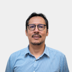 The photo was taken in close-up, against a white background, with the professor Ricardo Oviedo situated in the center.