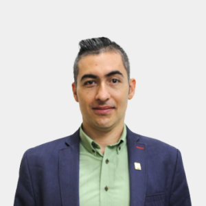 The professor of the School of Arts and Music, Robinson Giraldo Villegas, is presented to the general public and the educational community. The photo was taken in close-up, on a white background, and the professor is positioned in the center.
