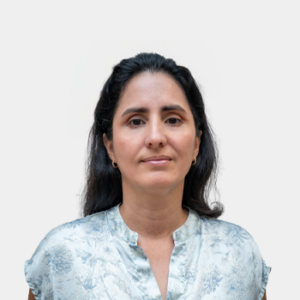 Se presenta al público general y la comunidad educativa a la profesora de la Escuela de Ingeniería Civil, Silvia Juliana Tijo López. La foto fue tomada en primer plano, fondo blanco y la profesora está situada en el centro.
