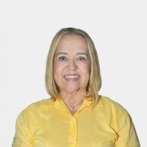 The photo was taken in the foreground, white background and the teacher Sonia Gomez Benitez is located in the centre.