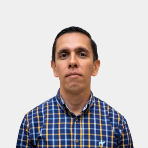 La foto fue tomada en primer plano, fondo blanco y el profesor Yerly Fabian Martinez está situado en el centro.