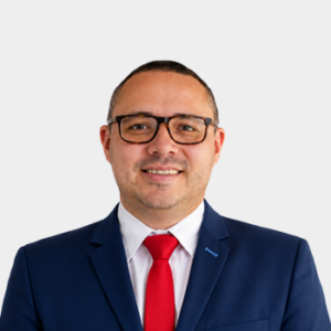 Fotografía frontal del profesor Jorge Andrey Cáceres