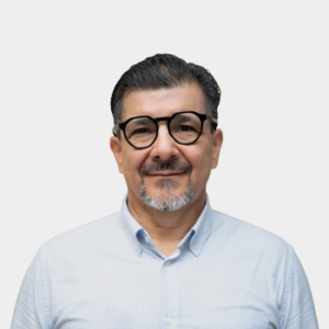 Fotografía frontal del profesor Alonso Silva