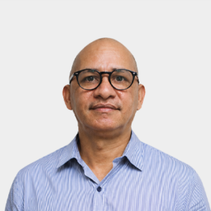 Fotografía frontal del profesor Alexander Holguín Villa