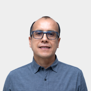 Fotografía frontal del profesor Carlos Cardenas