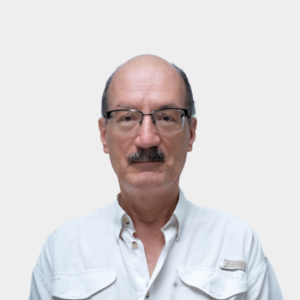 Fotografía frontal del profesor Carlos Uzcategui