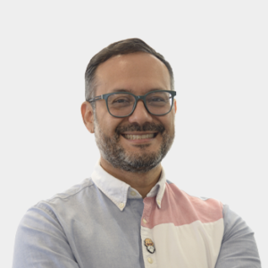Fotografía frontal del profesor Diego Hernandez
