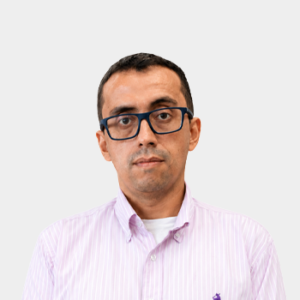 Fotografía frontal del profesor Fabio Martínez Carrillo