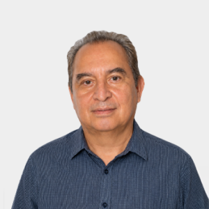 Fotografía frontal del profesor Homero Ortega Boada