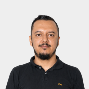 Fotografía frontal del profesor Ivan Serna Suarez