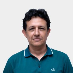 Fotografía frontal del profesor Javier Martinez