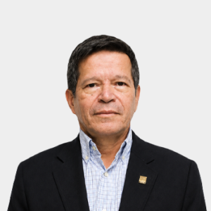 Fotografía frontal del profesor Julio Cesar Carrillo