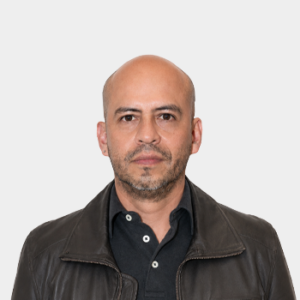 Fotografía frontal del profesor Luis Arevalo