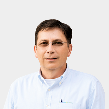 Fotografía frontal del profesor Luis Carlos Gomez