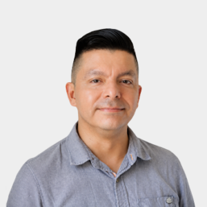 Fotografía frontal del profesor Milton Dionicio