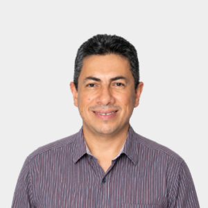 Fotografía frontal del profesor Oscar Arnulfo Quiroga