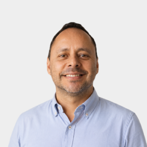 Fotografía frontal del profesor Rafael Angarita