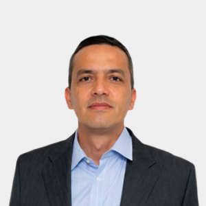Fotografía frontal del profesor Carlos Jaime Barrios