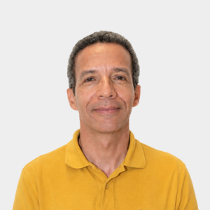 Fotografía frontal del profesor Rafael Barragan