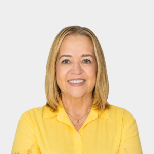 Fotografía frontal de la profesora Maria Helena Quijano