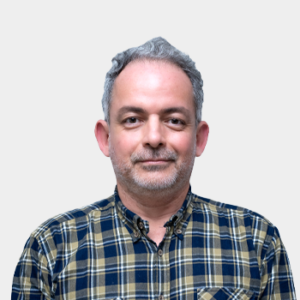 Fotografía frontal del profesor Valsak Rojas
