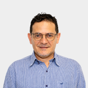 Fotografía frontal del profesor William Elvis Plata